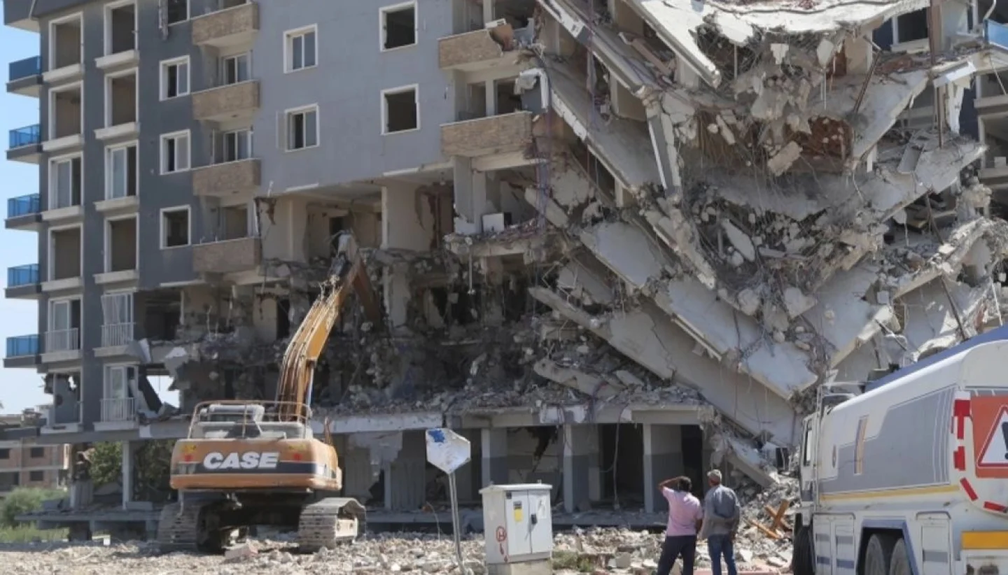 Hatay’da Hasarlı Bina yıkımları sürüyor