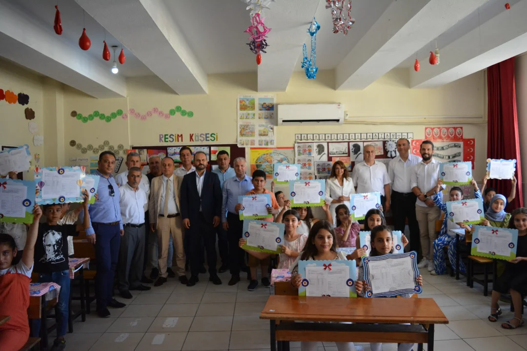 Kaymakam Kurtyemez’ten Öğrencilere Karne Hediyesi ve Başarı Mesajı