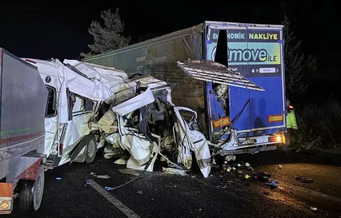 Pozantı Otoyolunda Feci Kaza: 3 Ölü, 16 Yaralı!