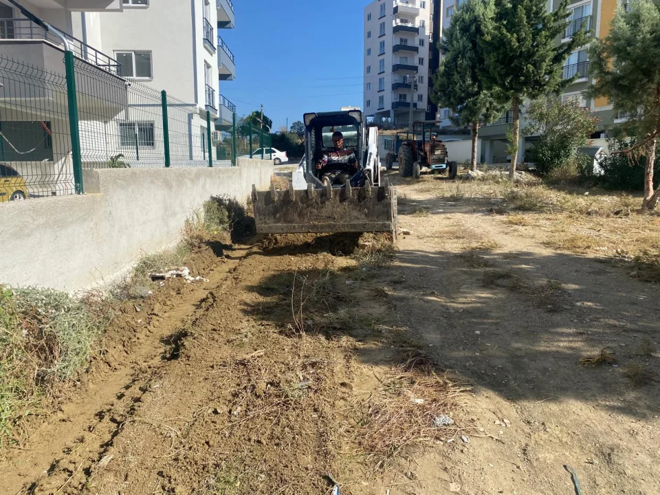 Yumurtalık’ta bayraklar yenileniyor, temizlik çalışmalarıyla ilçe pırıl pırıl oluyor