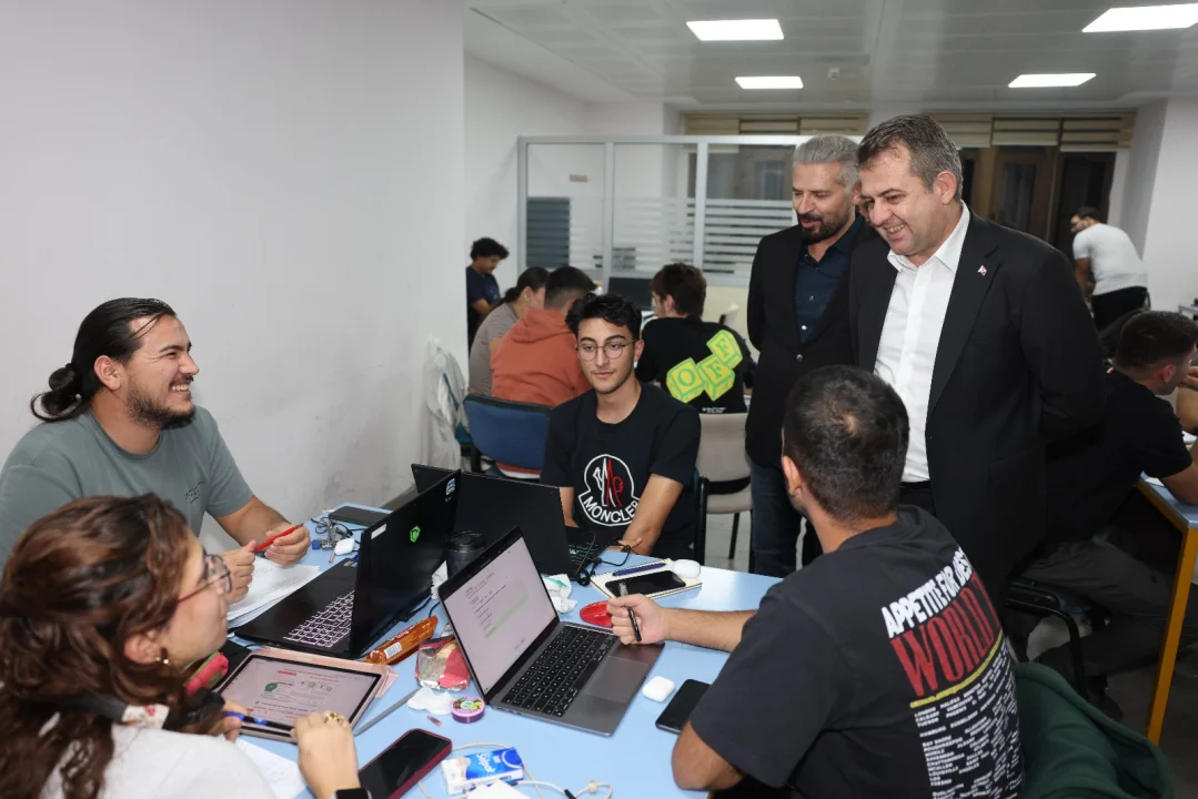 Rektör Prof. Dr. Hamit Emrah Beriş’ten Öğrencilere Tatlı Destek