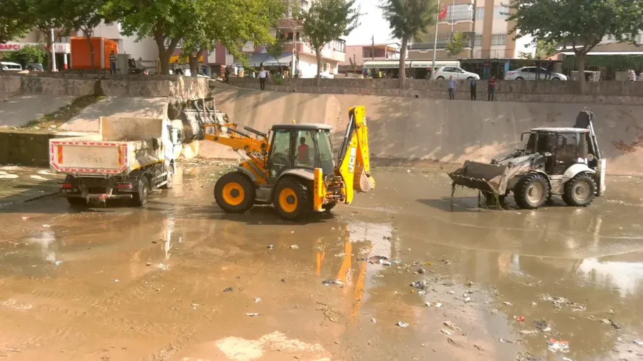 ASKİ’den Sarıçam Deresi’nde Kapsamlı Temizlik Çalışması