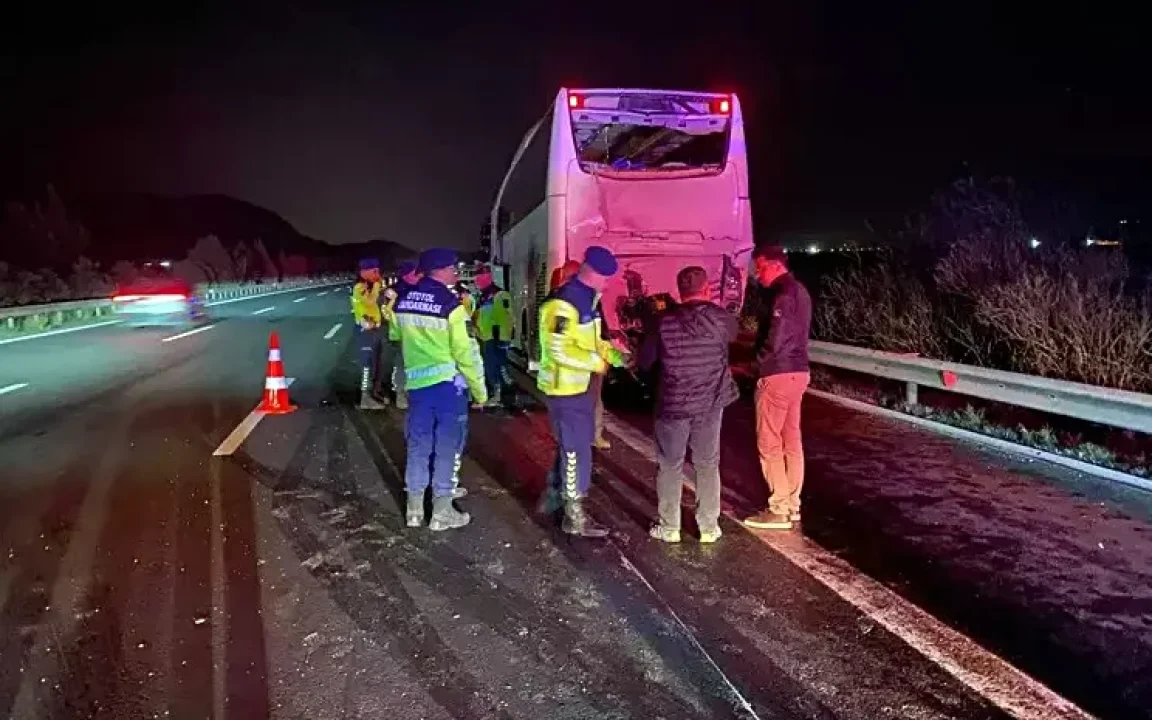 TAG Otoyolu’nda Feci Kaza: TIR Otobüse Çarptı, 14 Yaralı