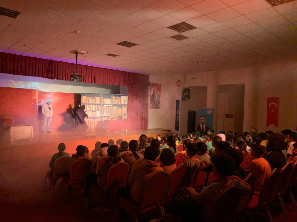 Sarıçam Belediyesi’nden Bağımlılıkla Mücadelede Örnek Tiyatro Etkinliği