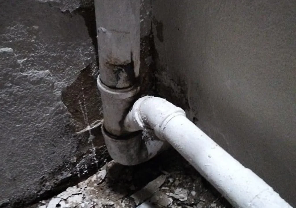 “Riskli Binada Bitmeyen Tadilat” İddiası: Sakinler Tepkili