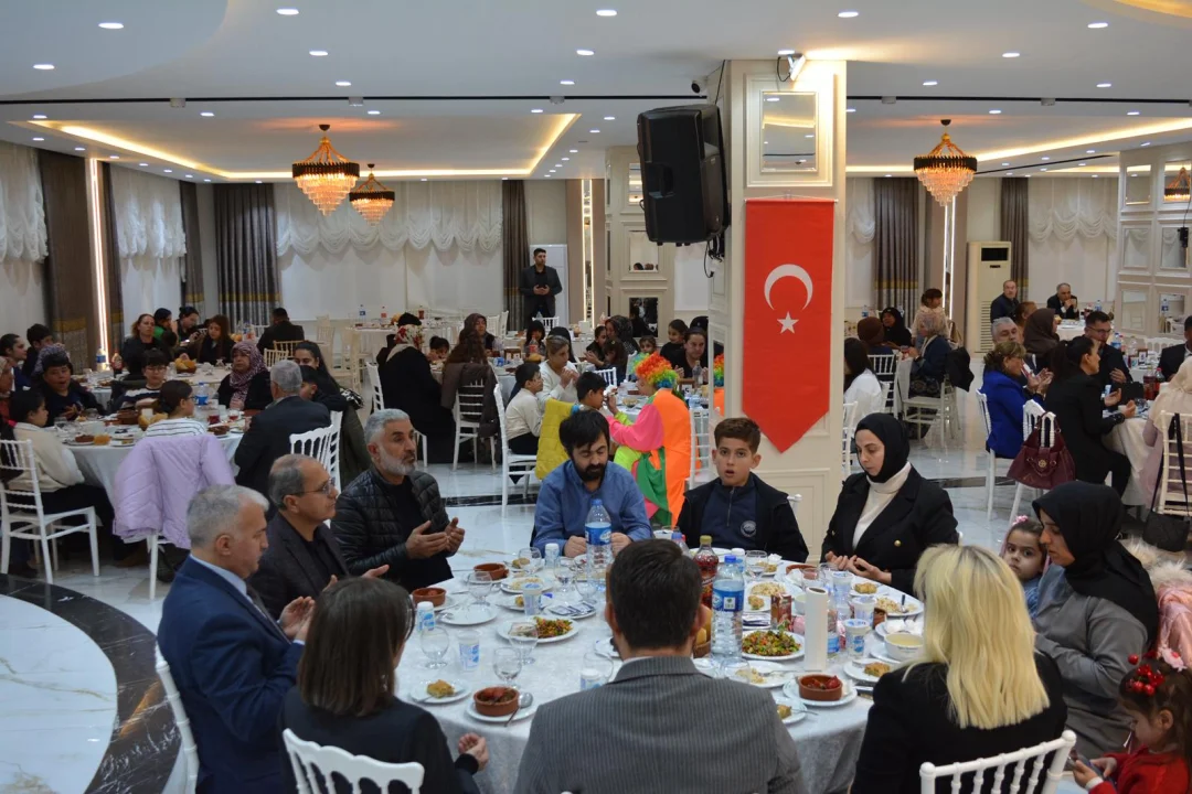 Ceyhan’da Gönül Köprüsü: Kaymakam Kurtyemez Öksüz ve Yetim Çocuklarla İftarda Buluştu