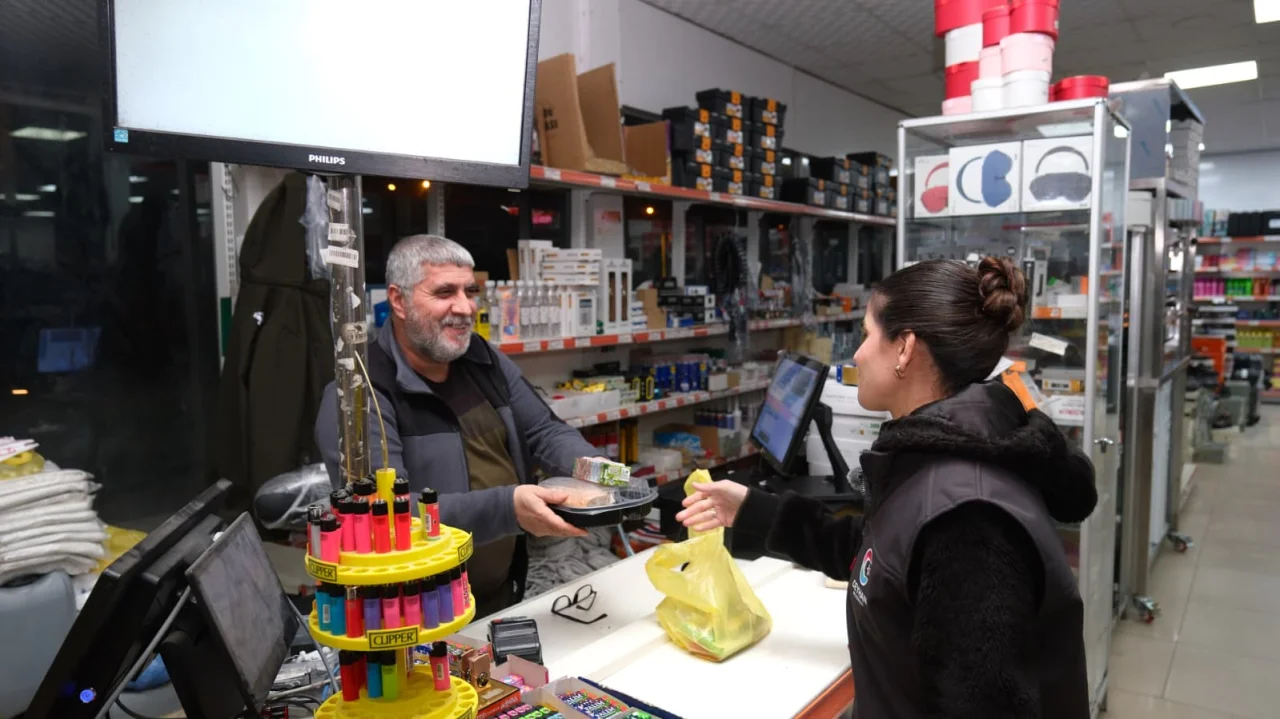 Başkan Vekili Yıldız, sahurlukları kendi elleriyle dağıttı.