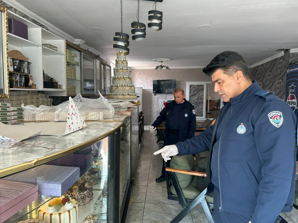 Ceyhan’da bayram şekeri ve pastalar denetlendi, kurallara uymayanlara yasal işlem uygulandı.