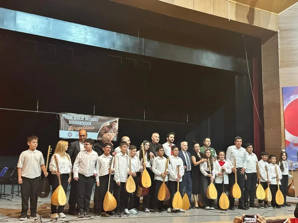 Ceyhan Cemevi ve Halk Eğitim El Ele: 20 Genç Yetenek İlk Konserini Verdi