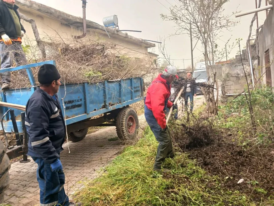 Gökyüzünde Al Bayrak Coşkusu: Yumurtalık’ın Tüm Mahallelerinde Bayraklar Yenilendi