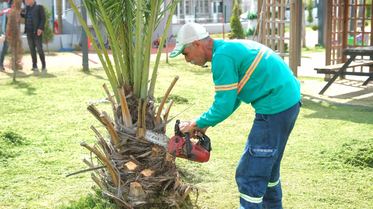 Ceyhan’ın 27 Parkında Eş Zamanlı Seferberlik: Yaza Hazırlık Tam Gaz