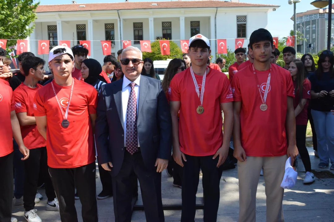Ceyhan’da Muhteşem 19 Mayıs Kutlaması: Gençlerin Spor Gösterileri Nefes Kesti