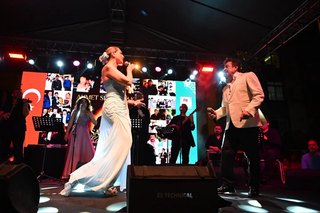 Sarıçam’da Tarihi Gece: Ahmet Selçuk İlkan 50. Sanat Yılında Sevenleriyle Buluştu