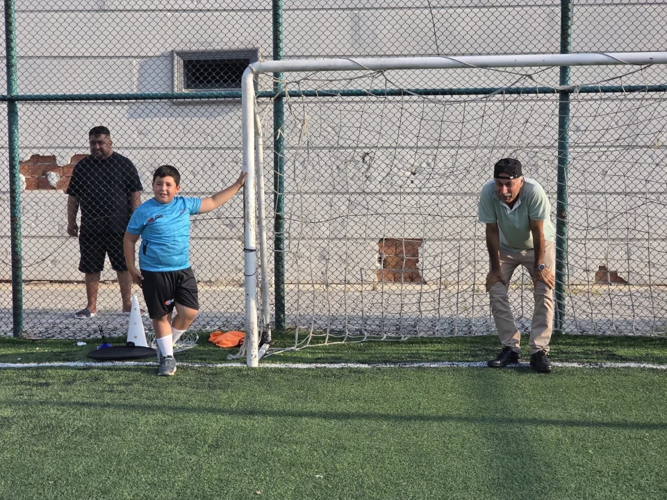 Yumurtalık’ta Futbol Okulu Heyecanı: Başkan Erdinç Altıok Çocuklar İçin Sahaya İndi!