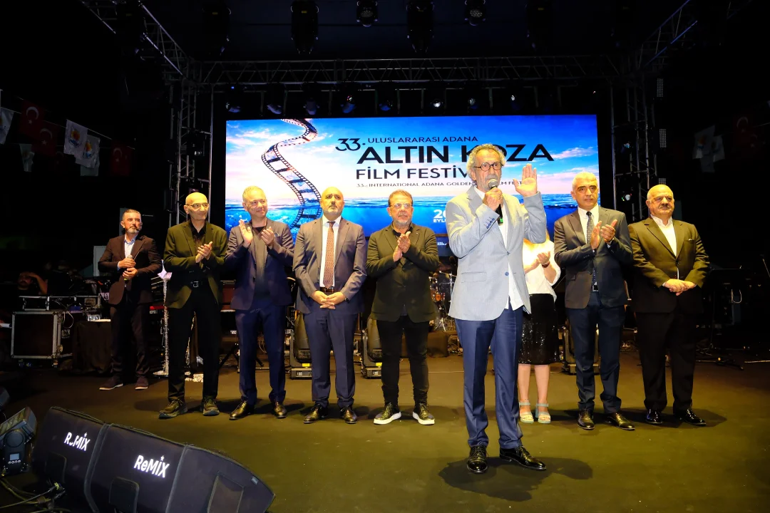 Menderes Samancılar’dan Unutulmaz Sözler: “Film Karanlıkta İzlenir, Hayat Aydınlıkta Yaşanır”